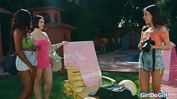 Trio lésbico: beijos e dedos ao ar livre