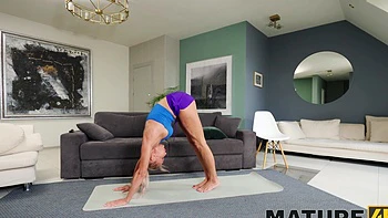 Milf Malusha se hace masturbar las tetas grandes en POV