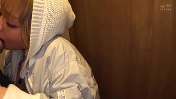 Asiatisches Mädchen kommt heftig mit intensivem Küssen