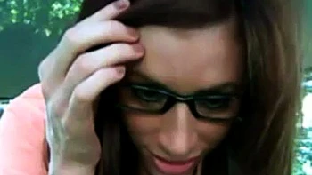 MILF masturbiert nackt im Gras