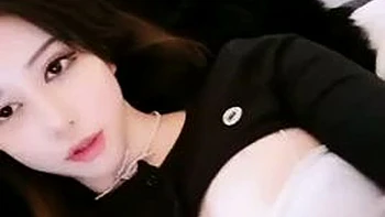 Milf asiatique baisée dur avec grosse chatte