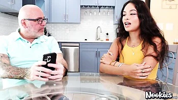 Latina milf follada a cuatro por padrastro