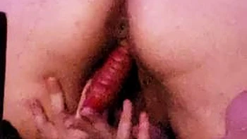 Allein zu Hause Anal: Amateur mit großem Arsch masturbiert