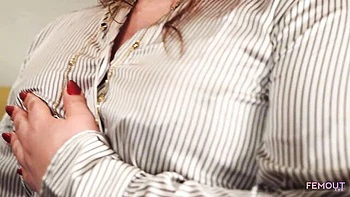 BBW Rothaarige Tgirl masturbiert im Bürooutfit