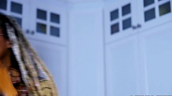 Lesbiennes sexy jouent avec un strap-on