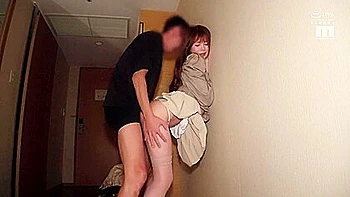 POV al aire libre asiático con amiga de la infancia y creampie