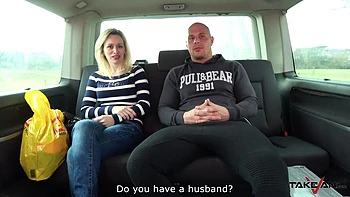 Rubia amateur follada a caballo en furgoneta