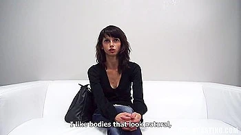 Chica amateur tímida se despelota y folla en POV