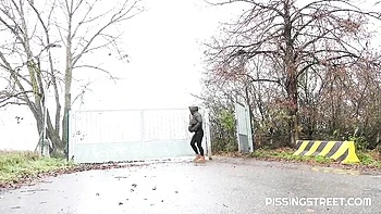 Naomi Bennet Outdoor-Pissen Fetisch