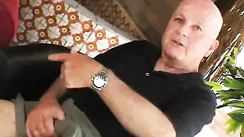 Hausfrau wird vom heißen Mädchen aus dem Swingerclub gefickt