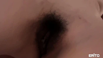 Behaarte asiatische Teen saugt und leckt Fotze