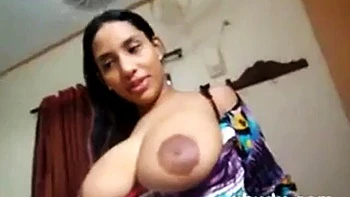 Venev: latina amateur chupando y perrito