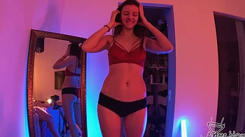 Adolescente amateur Rebeka Ruby se fait sucer les tétons percés