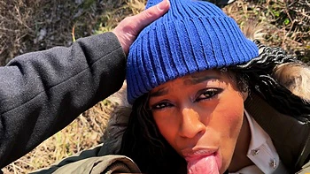 Vicky Menage leva pau negro na buceta no carro