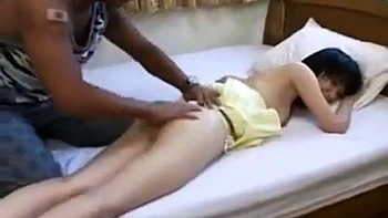 Asian se la chupa y la follan en perrito y vaquera