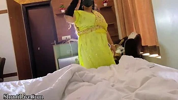 Punjabi Boy fickt Hausmädchen Sakuntla in enge Pussy