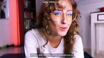 Coach fitness blonde française fait une branlette au dildo et à la main