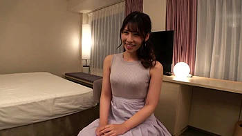 Japanerin zeigt Achseln und gibt geilen Putz-Blowjob