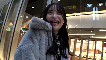 Asiatisches Model fickt stehend von hinten