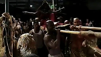 Filles chaudes prennent plusieurs bites dans un gangbang hardcore