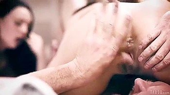 Brunete de peitos pequenos em traição a três