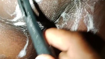 Тамильская пышная жена бреет свою волосатую киску для мужа