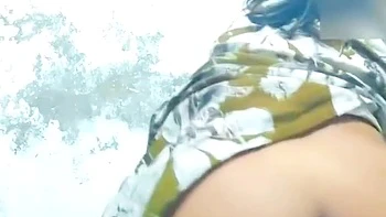 Индийская брюнетка показывает киску по видео для парня