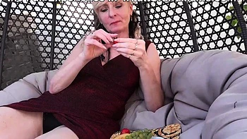 Vieja rubia pide polla dura en su vieja pussy