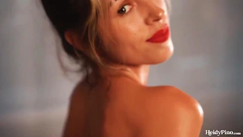 MILF rubia en lencería en el baño