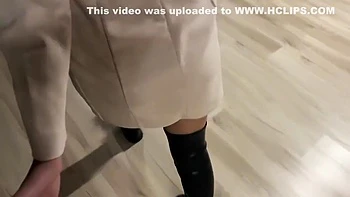 Sex im Business hilft immer – Brünette MILF deepthroatet und kommt