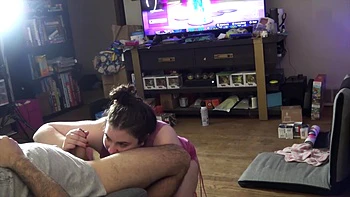 Игровая девушка делает глубокий минет на праздники