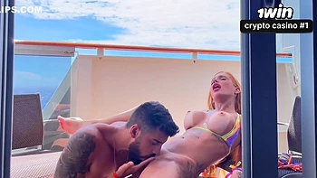 Rubia con tetas grandes se traga la polla y folla duro