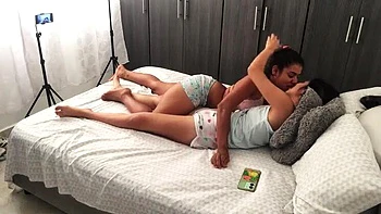 Lesbianas latinas Kendy Maly & Kary London follan duro con dildo y juguetes