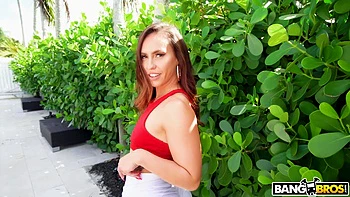 Le cul juteux de Kelsi baisé profond