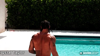 Crystal Taylor BBW baisée en levrette au bord de la piscine