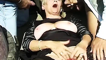 Abuela jefa folla chicos en gangbang al aire libre en la granja