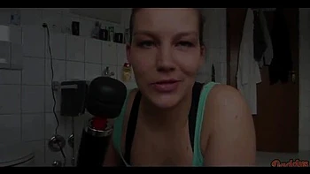 Ältere Amateurin fummelt sich mit Hitachi im Bad selbst an
