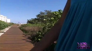 Amanda safada mostra a buceta ao ar livre - fetiche público