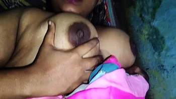 Schwangere indische Frau bläst Schwanz und bekommt Creampie