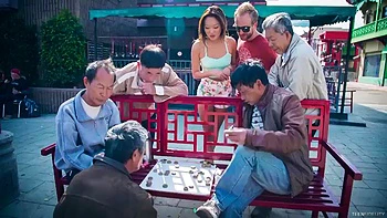 Lu Lemons bläst tief und fickt doggy und Cowgirl