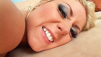 Блондинка сводная сестра жестко дрочит анус