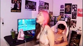 Amateur gamer gets fucked with blowjobs and doggy