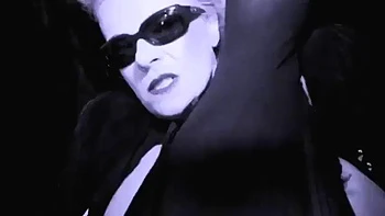 Milf en latex avec grosse chatte prend suce et doggy