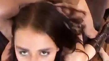 Russin mit großen Titten fickt Doggy und Missionarsstellung