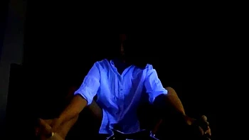 Jolie blonde se masturbe solo