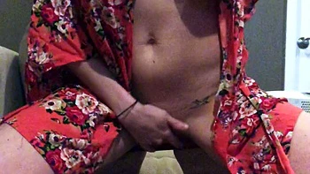 Milf mit großen Titten spielt allein mit Dildo