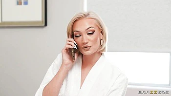 Сара с большими сиськами и жопой делает минет и трахается сзади