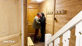 Brunette francesa Lola Bellucci succiona con pezones perforados