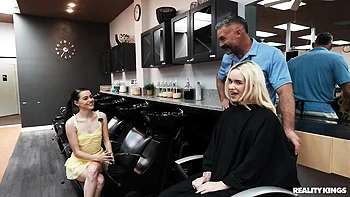 Schlanke Teen RK Prime leckt und spielt mit Schwanz