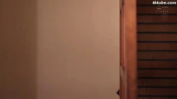 Горячий мужик трахает изменщицу